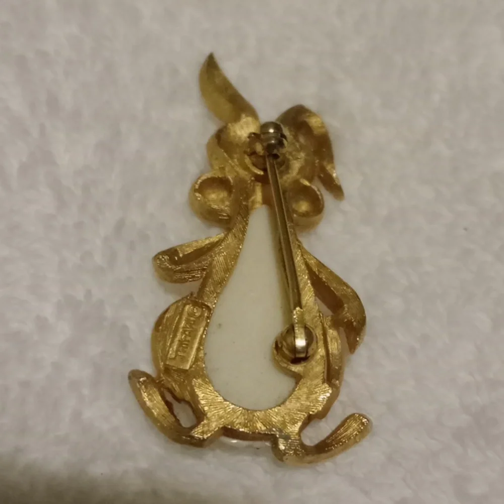 Rare Crown Trifari  Gold and Cream Rabbit Cabochon Jelly Belly Brooch - Picture 3 of 7